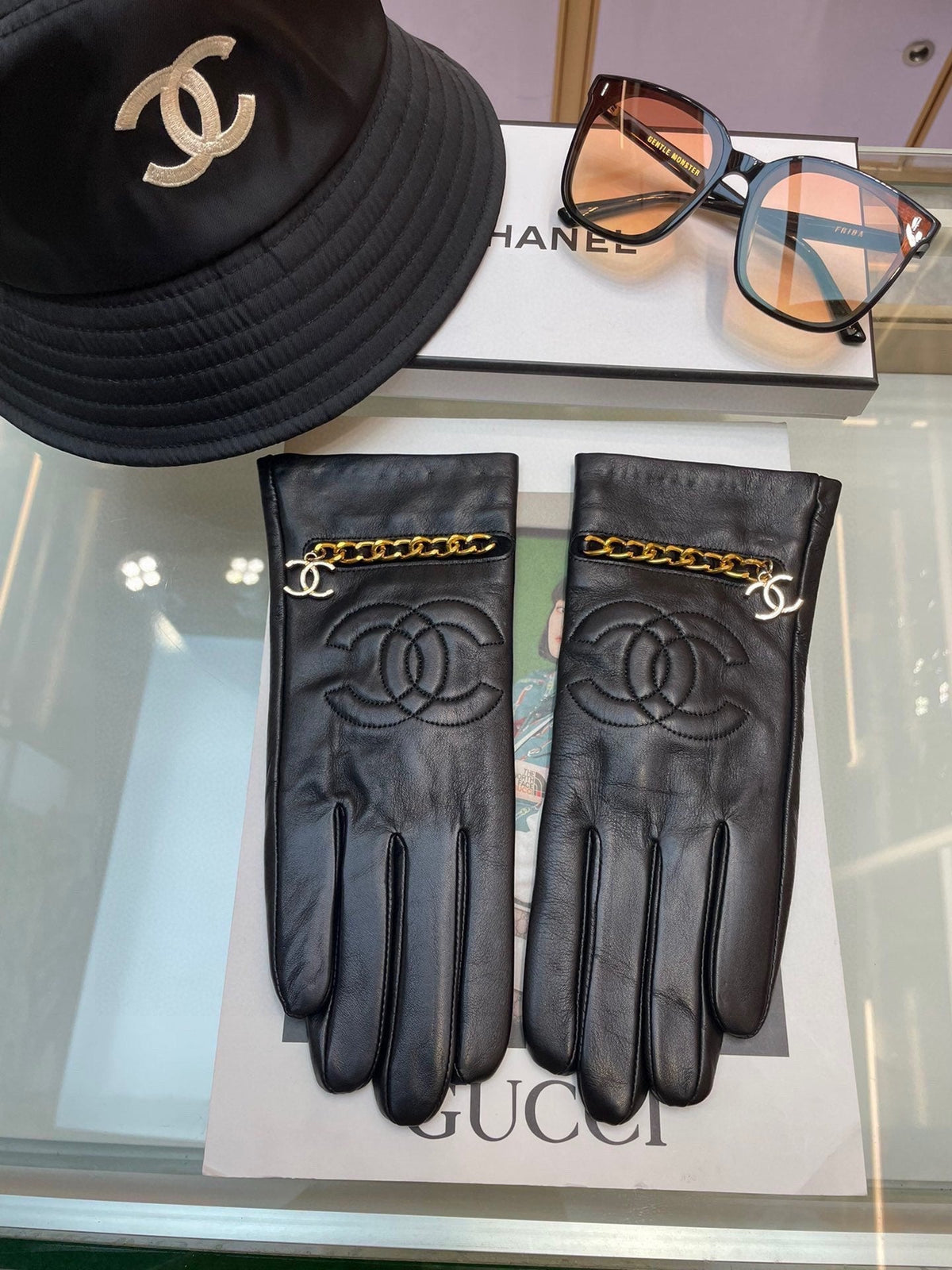 CHANEL GLOVES IN BLACK LAMBSKIN GOLD HARDWARE 463837