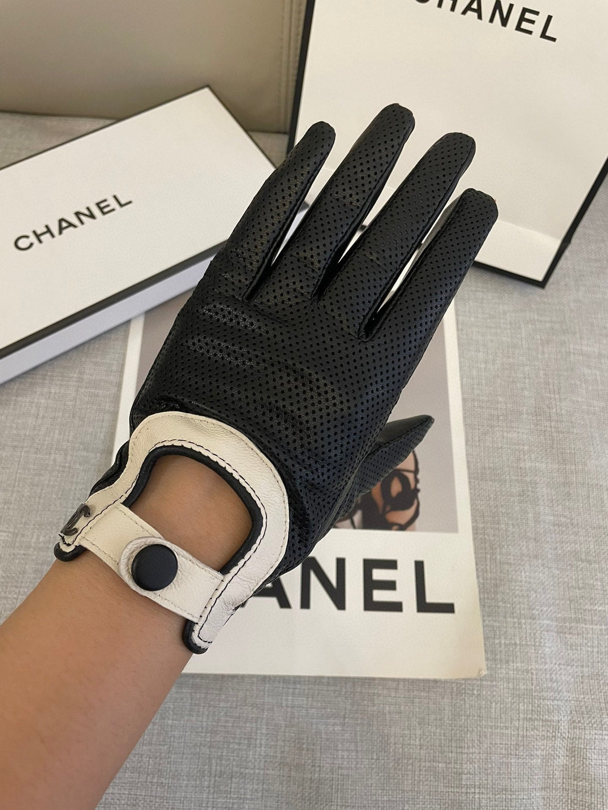 CHANEL GLOVES IN BLACK SHEEPSKIN 463848