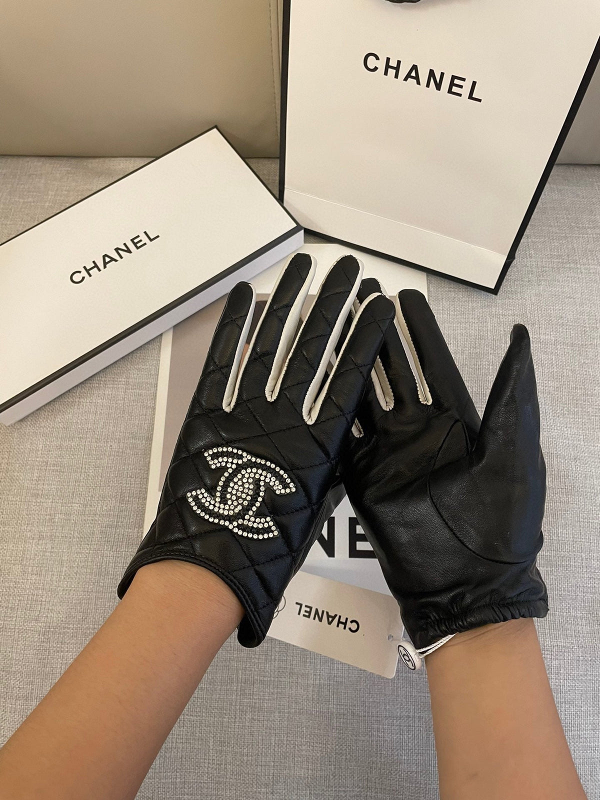 CHANEL GLOVES IN BLACK MIX WHITE SHEEPSKIN 463850